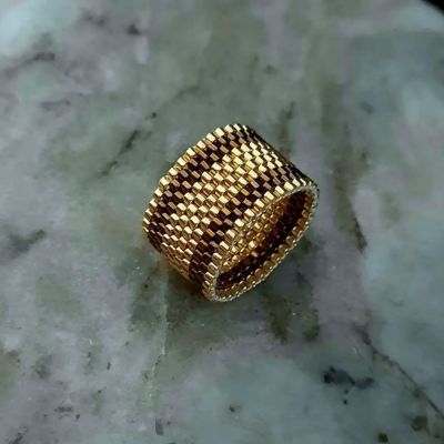 إسورة بدرجات البنى والعسلى والحواف الذهبية من خرز الميوكى