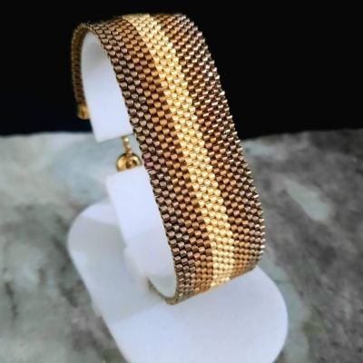 إسورة بدرجات البنى والعسلى من خرز الميوكى