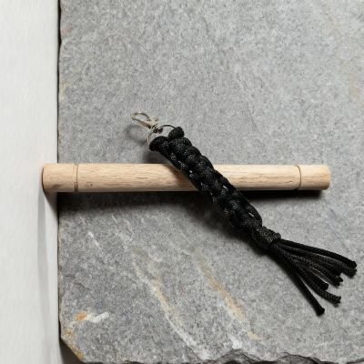 ميدالية مفاتيح مكرمية عقد مربعة | زيتي وأسود