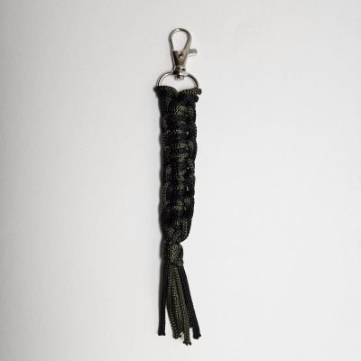 ميدالية مفاتيح مكرمية عقد مربعة | زيتي وأسود