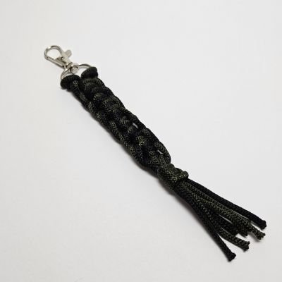 ميدالية مفاتيح مكرمية عقد مربعة | زيتي وأسود