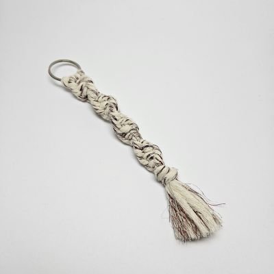 ميدالية مفاتيح مكرمية قطن - لون ابيض 