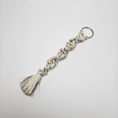 ميدالية مفاتيح مكرمية قطن - لون ابيض 