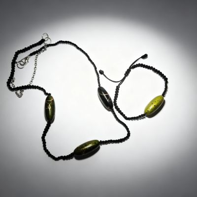 طقم مكرمية اسورة وعقد أسود وخرز أخضر زيتي