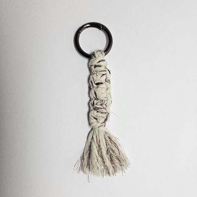 ميدالية مفاتيح مكرمية قطن - لون ابيض