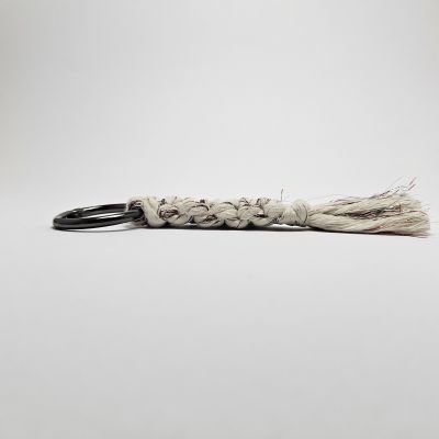 ميدالية مفاتيح مكرمية قطن - لون ابيض