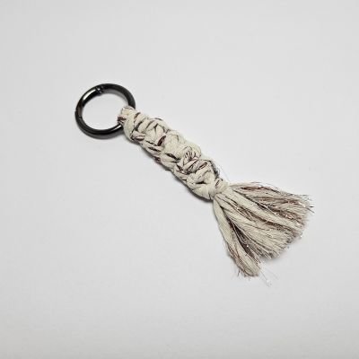 ميدالية مفاتيح مكرمية قطن - لون ابيض