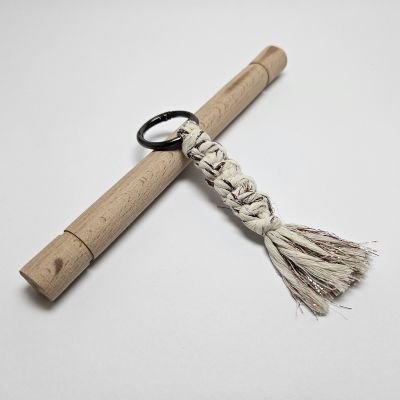 ميدالية مفاتيح مكرمية قطن - لون ابيض