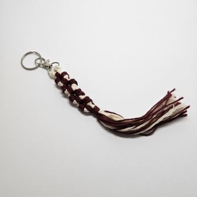 ميدالية مفاتيح مكرمية قطن - لون ابيض و احمر