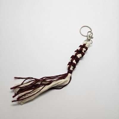 ميدالية مفاتيح مكرمية قطن - لون ابيض و احمر