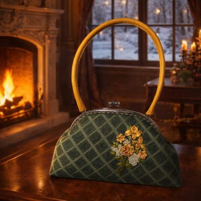 حقيبة يد أنيقة من الصوف مزينة بتطريز من شريط الساتان