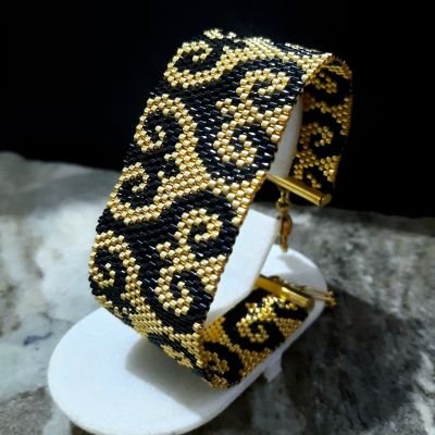 مجموعة بتصميم عربى باللون الأسود والذهبى من خرز الميوكى