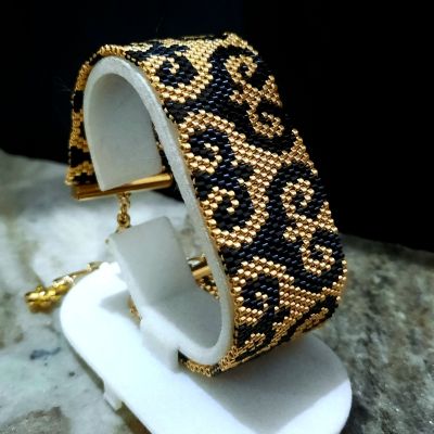 A black and gold Arabic-designed set of Miyuki beads