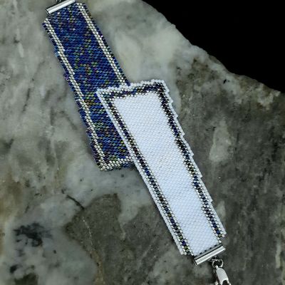 Two-tone blue and white gradient design bracelet made of Miyuki beads