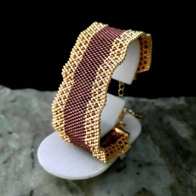 إسورة عريضة مع حواف مموجة من خرز الميوكى