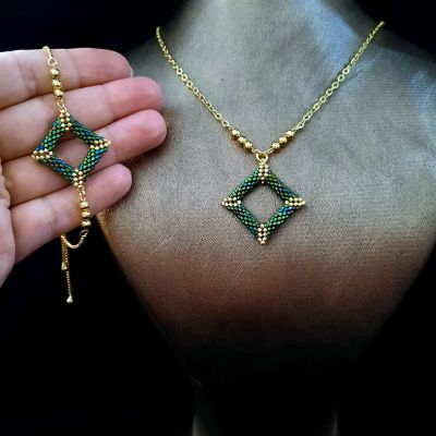 طقم بسيط بتصميم مربع اخضر مجسم من خرز الميوكى