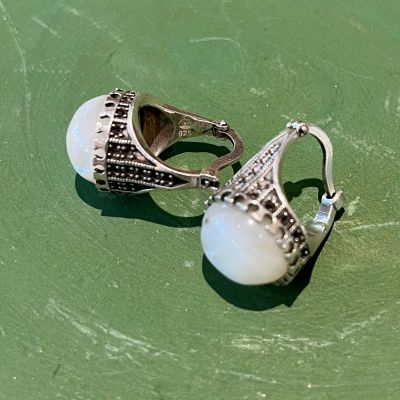 حلق مستوحي من الفن الهندي مطعَّم بالصدف الطبيعي 