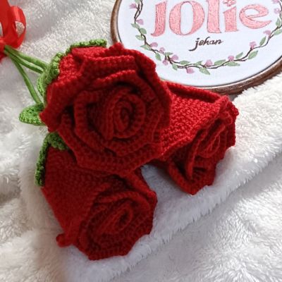 ورد احمر كروشيه