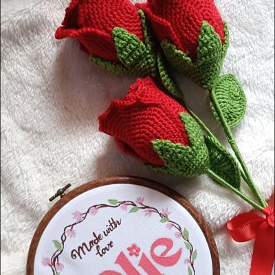 ورد احمر كروشيه