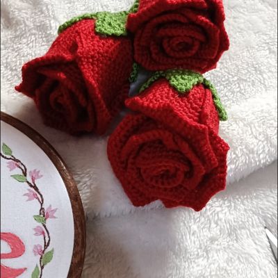 ورد احمر كروشيه