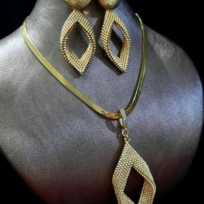 طقم ذهبى ( مع ستانلس ستيل ) من خرز الميوكى