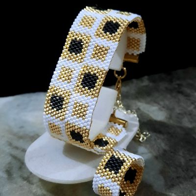 طقم بتصميم مربعات مميزة من خرز الميوكى