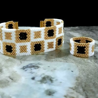 طقم بتصميم مربعات مميزة من خرز الميوكى