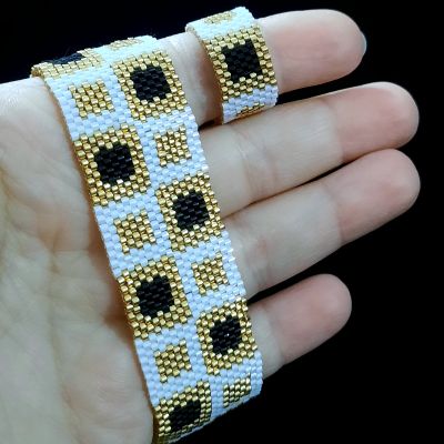 طقم بتصميم مربعات مميزة من خرز الميوكى