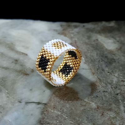 طقم بتصميم مربعات مميزة من خرز الميوكى