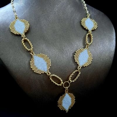 عقد بوحدات مميزة باللون الأبيض والذهبى من خرز الميوكى