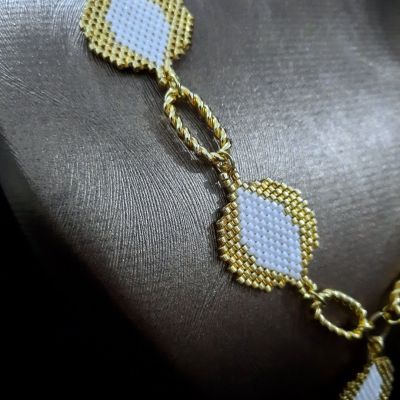 عقد بوحدات مميزة باللون الأبيض والذهبى من خرز الميوكى