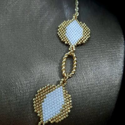 عقد بوحدات مميزة باللون الأبيض والذهبى من خرز الميوكى