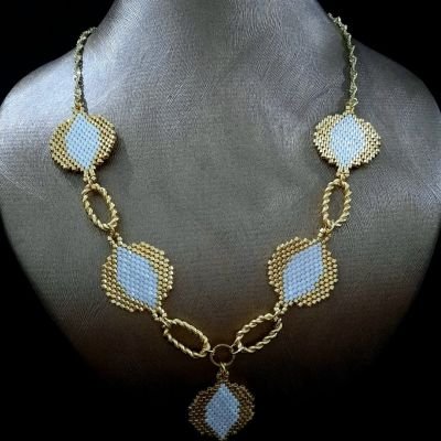 عقد بوحدات مميزة باللون الأبيض والذهبى من خرز الميوكى