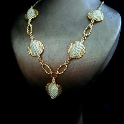 عقد بوحدات مميزة بلون اللولى  والذهبى من خرز الميوكى