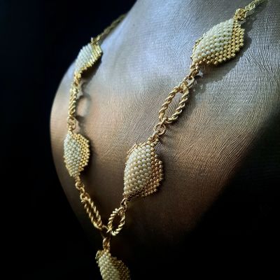 عقد بوحدات مميزة بلون اللولى  والذهبى من خرز الميوكى