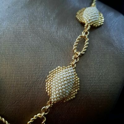 عقد بوحدات مميزة بلون اللولى  والذهبى من خرز الميوكى