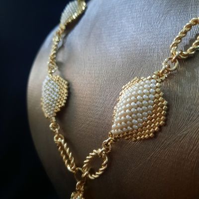 عقد بوحدات مميزة بلون اللولى  والذهبى من خرز الميوكى