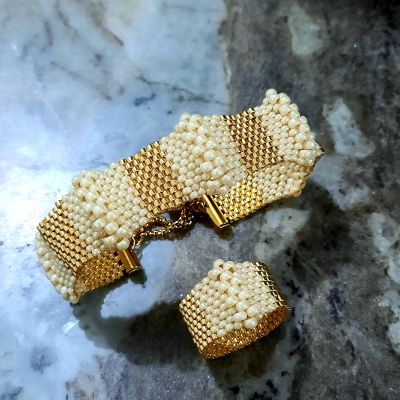 طقم بلون اللولى والذهبى من خرز الميوكى مختلف الأحجام