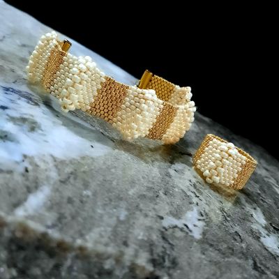 طقم بلون اللولى والذهبى من خرز الميوكى مختلف الأحجام