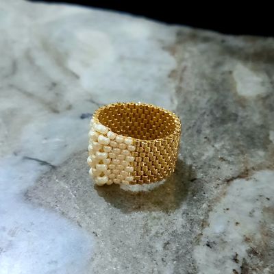 طقم بلون اللولى والذهبى من خرز الميوكى مختلف الأحجام