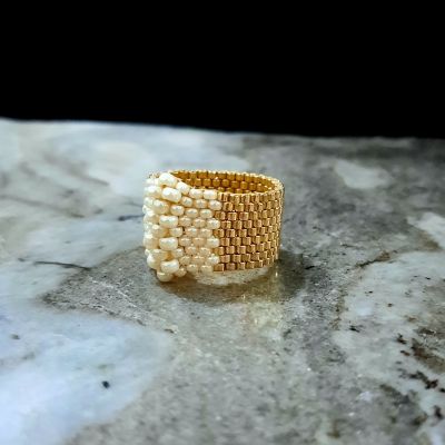 طقم بلون اللولى والذهبى من خرز الميوكى مختلف الأحجام