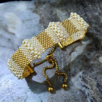 طقم بلون اللولى والذهبى من خرز الميوكى مختلف الأحجام