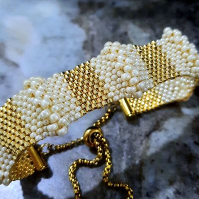 طقم بلون اللولى والذهبى من خرز الميوكى مختلف الأحجام