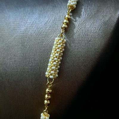 عقد بتصميم وحدات الذهبى مع لون اللولى من خرز الميوكى