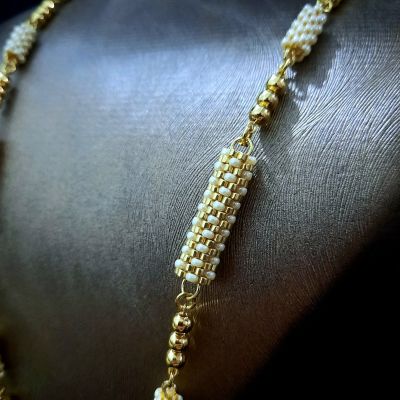 عقد بتصميم وحدات الذهبى مع لون اللولى من خرز الميوكى