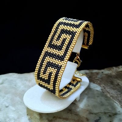 إسورة بنمط الفيرزاتشى باللون الأسود من خرز الميوكى