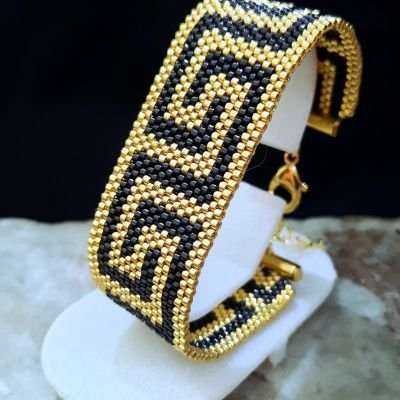 إسورة بنمط الفيرزاتشى باللون الأسود من خرز الميوكى