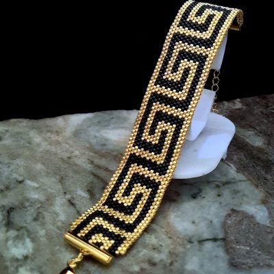 إسورة بنمط الفيرزاتشى باللون الأسود من خرز الميوكى