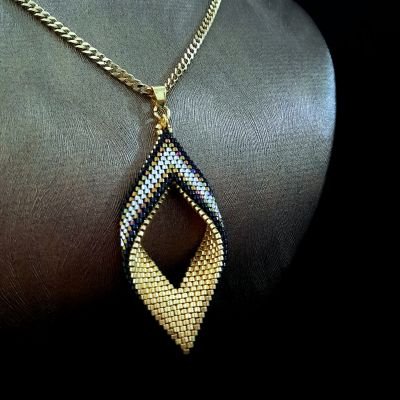 سلسال مخطط بتصميم ورق الشجر من خرز الميوكى