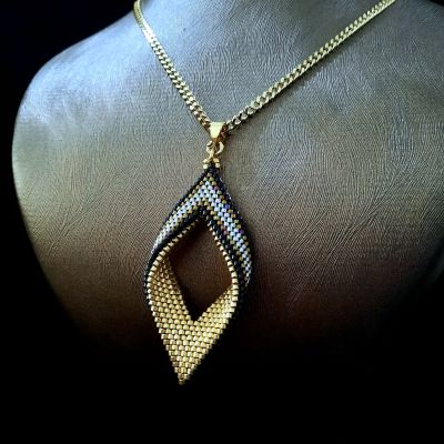 سلسال مخطط بتصميم ورق الشجر من خرز الميوكى